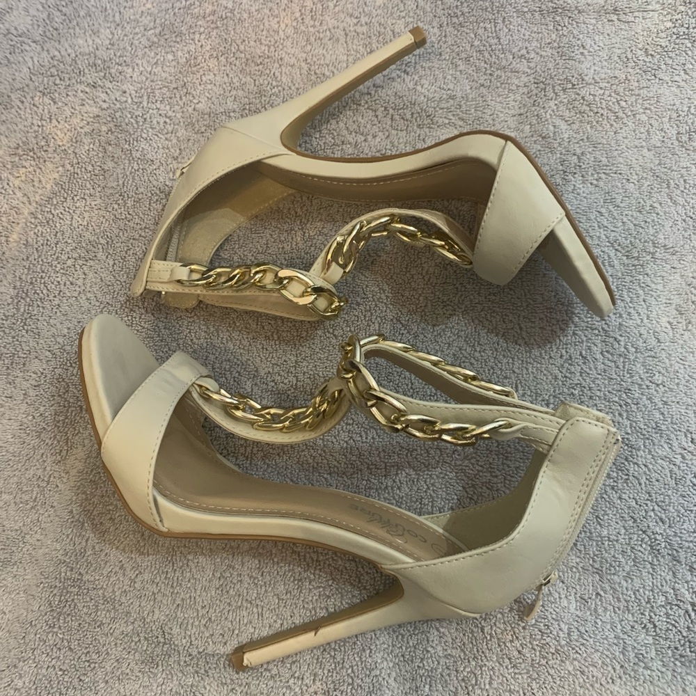 Nude 5 inch heels with chain accent size 7